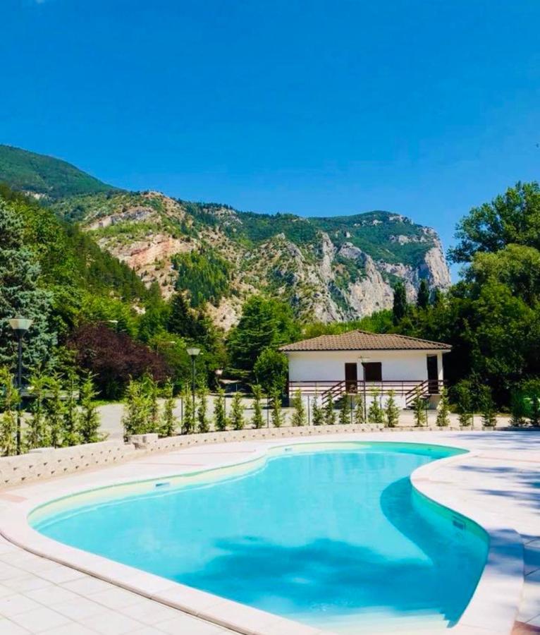 Hotel La Ginestra أكوالاغنا المظهر الخارجي الصورة