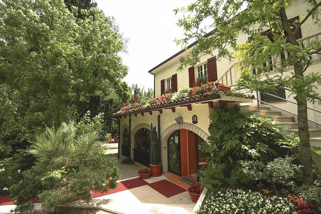 Hotel La Ginestra أكوالاغنا المظهر الخارجي الصورة